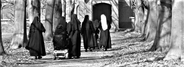 Zusters op weg naar de kapel. Als gast kan je ook kapelmomenten meemaken. 