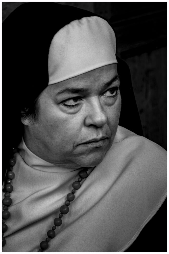 Een zuster in het klooster. Ze heet je welkom om te bezinnen. 