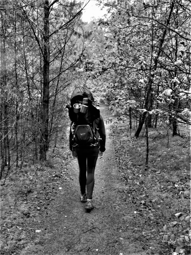 Jantien met Olov op haar rug, tijdens het wandelen van het kloosterpad. Lekker lopen en bezinnen. 